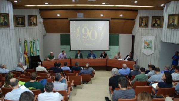 Reunião na Farsul debate uso do agroquímico que afetou culturas de uvas, maçãs e oliveiras