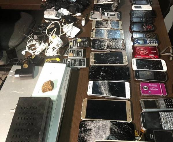 Operação apreende 28 celulares e 56 espetos para churrasco no Presídio Estadual de Lajeado