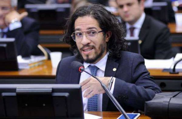 Jean Wyllys desiste do mandato e deixa o país por medo de ameaças