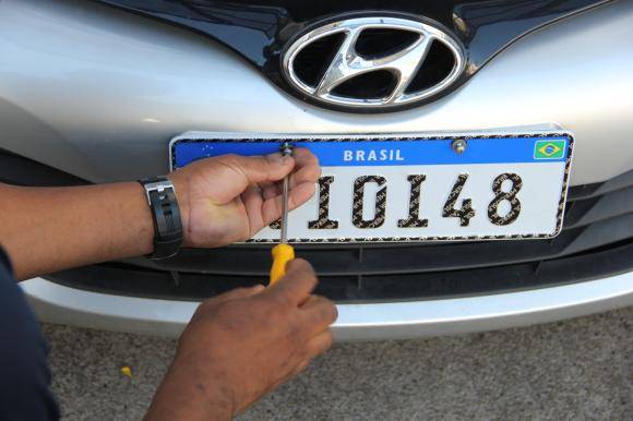 Diretor do Detran é questionado sobre alto custo das placas do Mercosul 