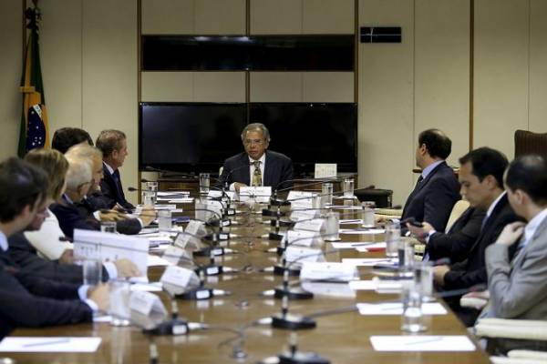 Previdência deve ter idade diferente para homem e mulher, diz prefeito