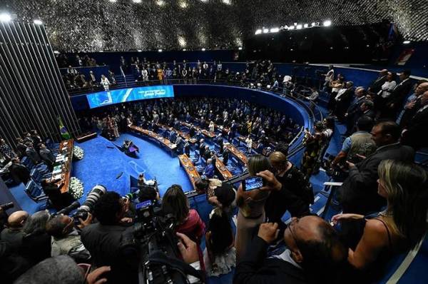 Novos senadores tomam posse