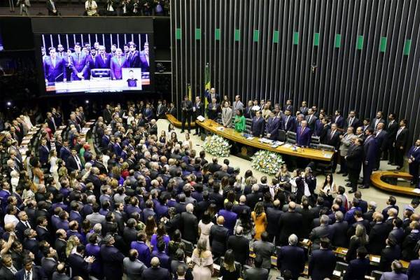 Deputados federais tomam posse com renovação de 47%