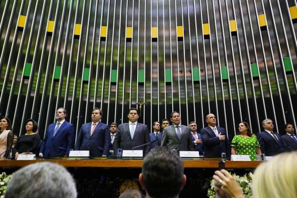Em mensagem ao Congresso, Bolsonaro propõe uma nova Previdência