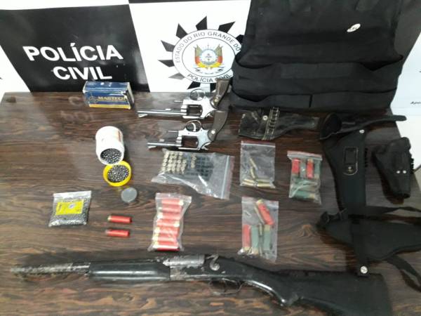 Polícia Civil apreende armas, munições e colete balístico, em Frederico Westphalen