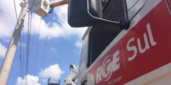 Acidente com funcionário da RGE deixou pelo menos cinco municípios da região sem luz