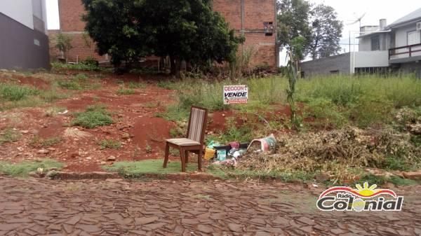 Proprietário de terreno demonstra preocupação com lixo acumulado por populares