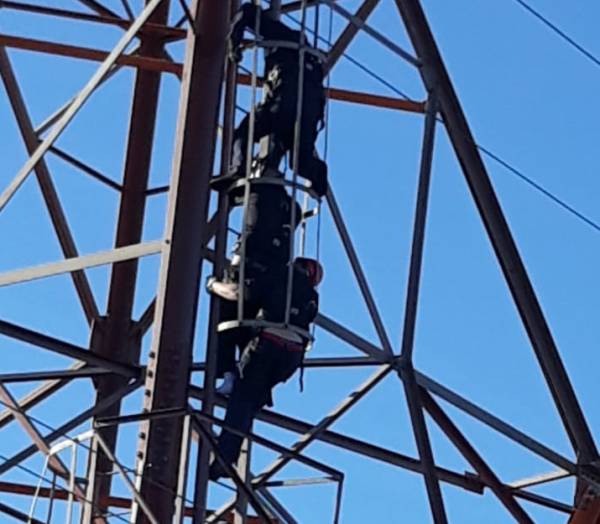Três Passos: Homem que ameaçava se jogar de torre é resgatado por bombeiros