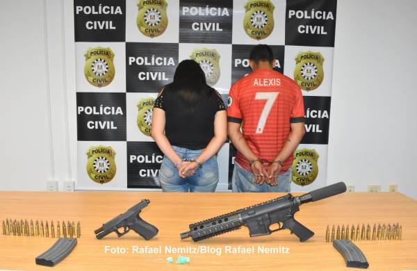 Polícia Civil de Santiago prende homem e mulher transportando fuzil e pistola para São Borja