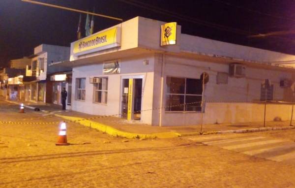 Criminosos usam explosivos para atacar agência bancária em Pantano Grande