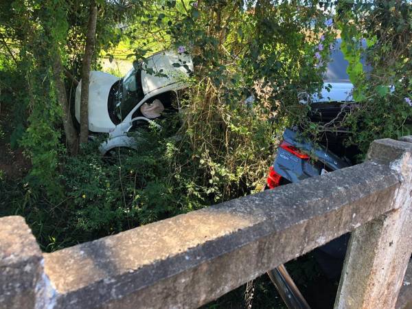 Após roubo de carro em Santo Ângelo ladrão provoca acidente caindo em ponte