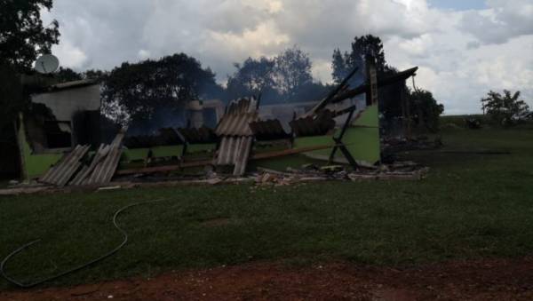 Casa é consumida pelo fogo em Coronel Bicaco