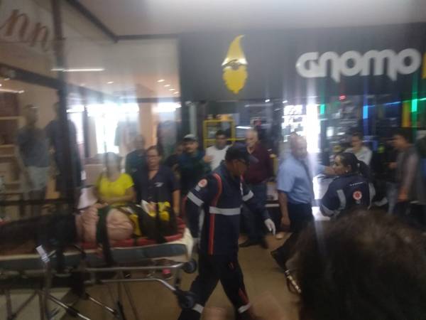 Piso se rompe no Shopping JB e engole funcionária de loja, em Ijuí