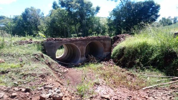 Pontilhão é construído fora do rio no interior de Independência