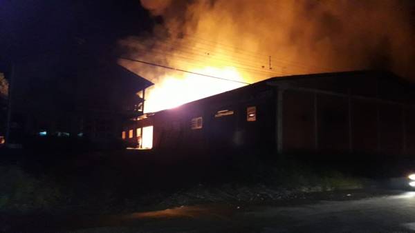 VÍDEO; incêndio atinge madeireira em Arroio do Meio