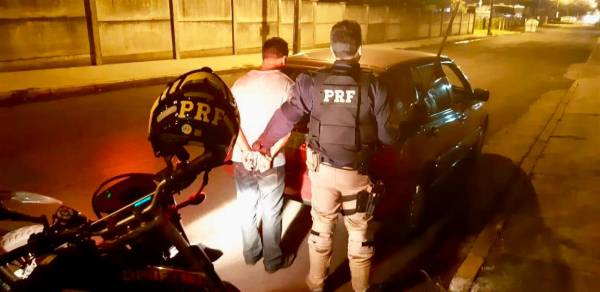 PRF prende homem com espingarda na BR 285 em Carazinho