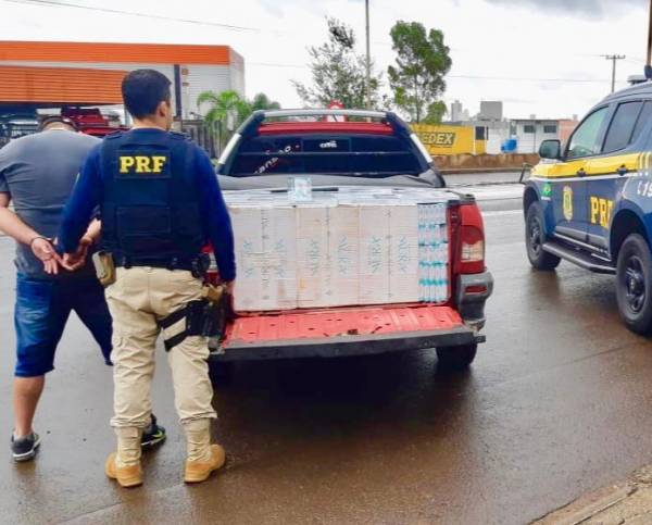 PRF prende dois homens, apreende veículos e carga de cigarro contrabandeado em Passo Fundo