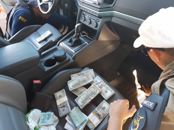 PRF e BM apreendem 100 mil dólares na BR 386