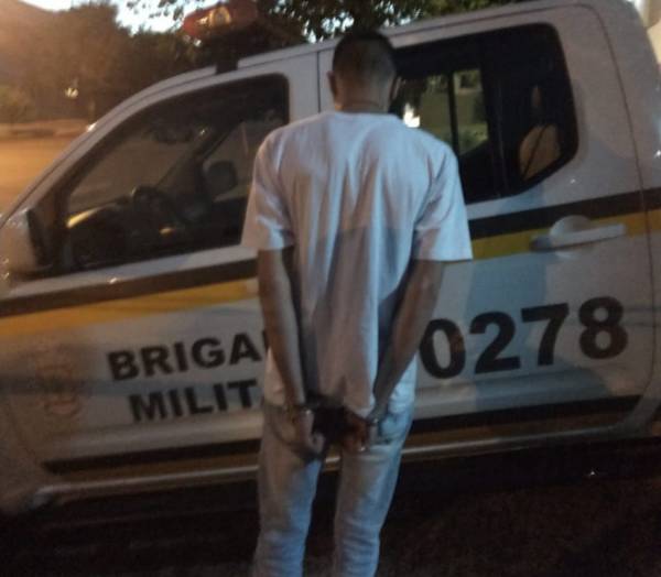 Brigada Militar de Santa Rosa prende homem em flagrante com droga