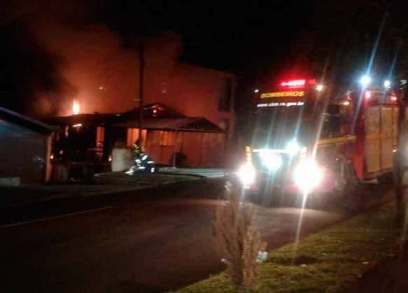 Incêndio destrói residência no centro de Erechim