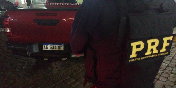 PRF prende condutor argentino por adulteração de placas