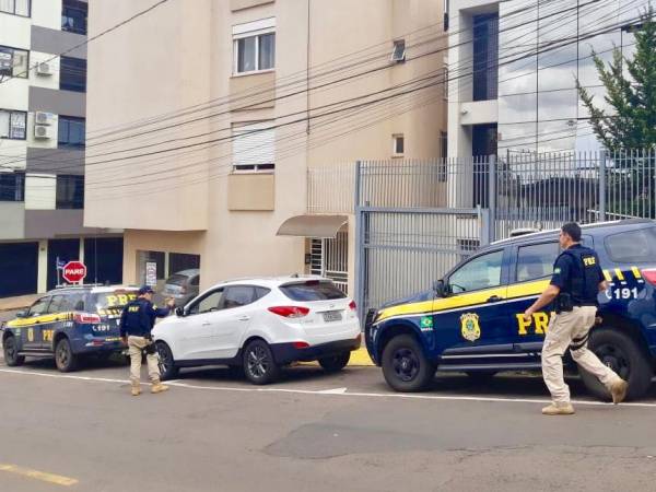 PRF recupera veículo, prende condutor e apreende menor em Passo Fundo