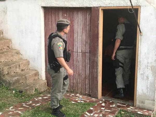 Mulher morre após ser esfaqueada na frente dos dois filhos em Carlos Barbosa