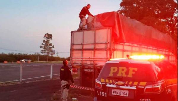 PRF apreende carreta carregada com grande quantidade de eletrônicos em Eldorado do Sul