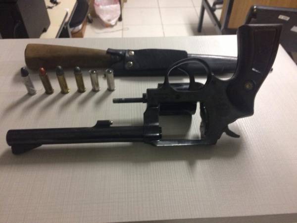 Esposa entrega para polícia armas de marido que estava em surto psicótico