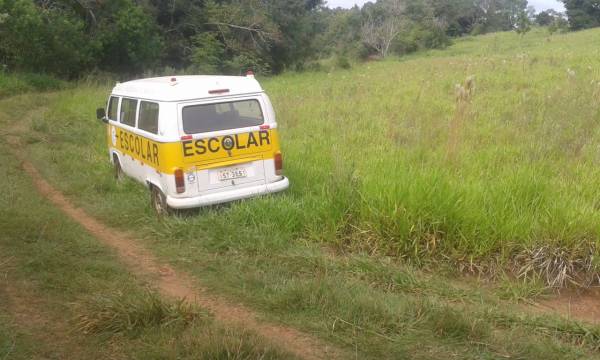 Kombi estragada do transporte escolar está abandonada no interior de Alegria