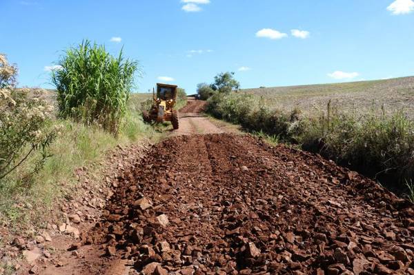 Secretaria de Obras trabalha em melhorias nas estradas do interior