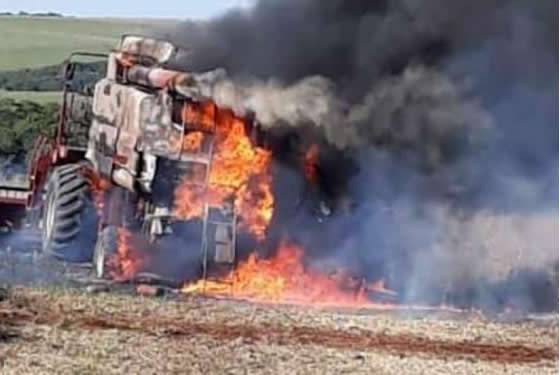 Colheitadeira pega fogo em lavoura no interior de Bossoroca