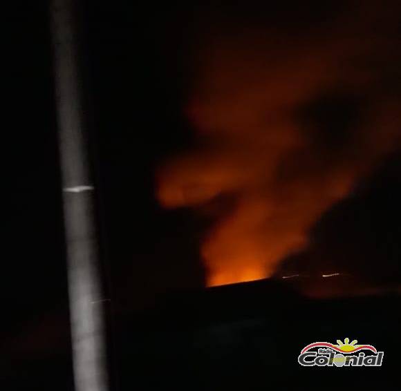 VÍDEO; casa é consumida por incêndio com suspeitas de ser criminoso, em Três de Maio