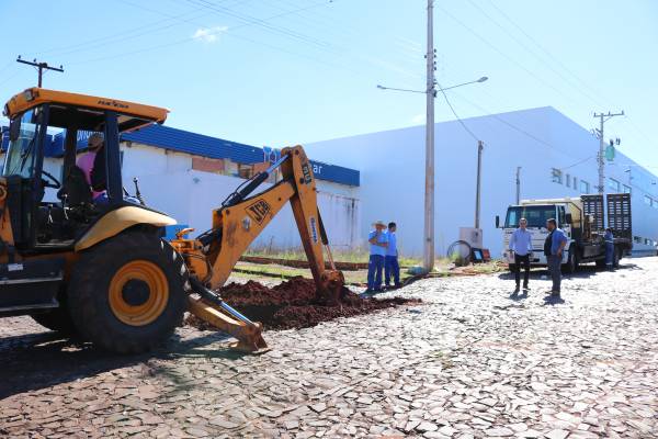 Corsan e Secretaria de Obras e realizam substituição de rede de água