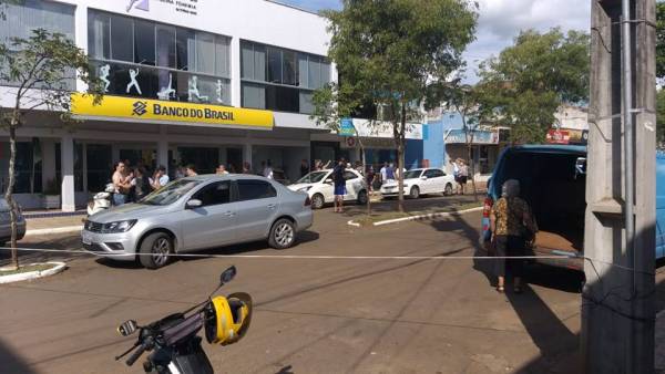 Assaltantes encapuzados fazem cordão humano durante ataque a banco em Porto Xavier
