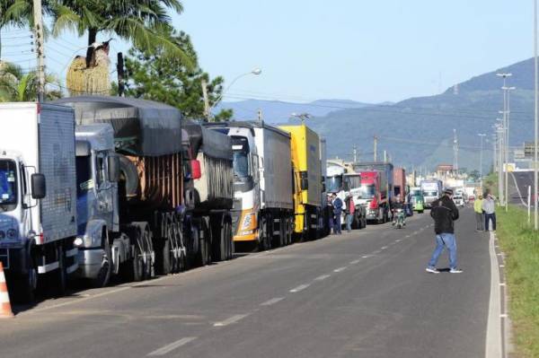 Combustível e frete corroem a renda dos caminhoneiros