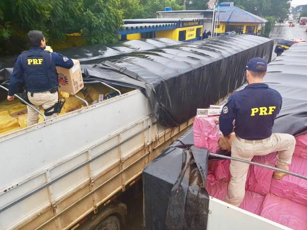 PRF apreende 3 carretas carregadas com 1,5 milhão de maços de cigarro contrabandeado em Lagoa Vermel