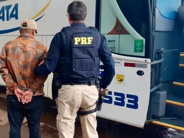PRF prende casal por tráfico de drogas e homem com mandado de prisão em Sarandi