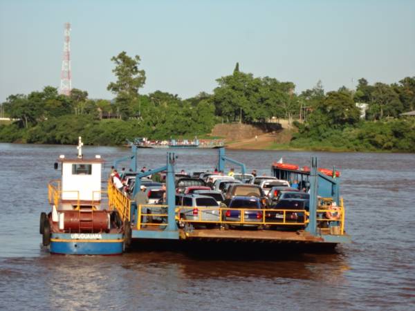 Uruguai sobe e balsas estão suspensas em Porto Mauá