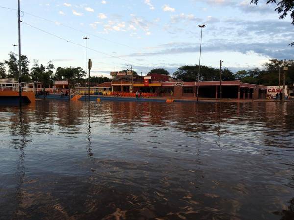 Rio Uruguai sobe e invade casas em São Borja