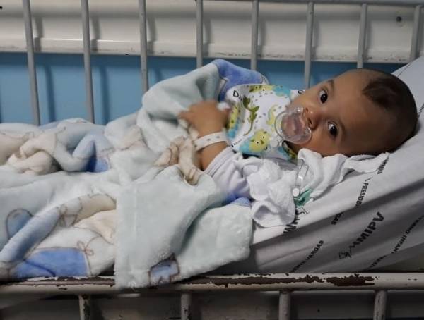 Cirurgiões de seis estados do país operam bebê com malformação rara em Porto Alegre