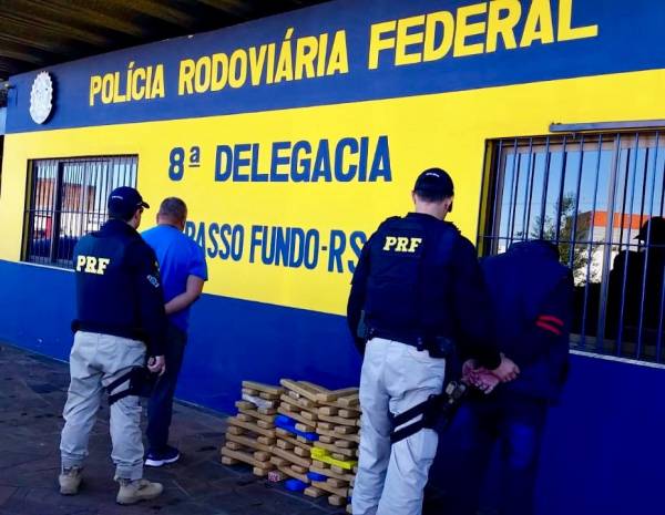 PRF prende dupla com mais de 88 quilos de maconha em Passo Fundo