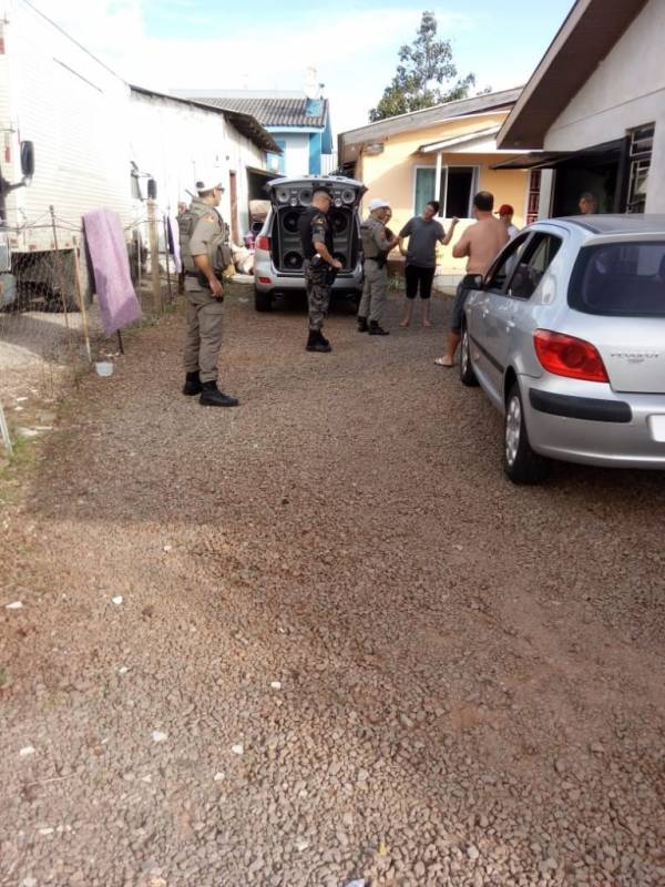Homens agridem policiais em ocorrência de pertubação de sossego em Passo Fundo