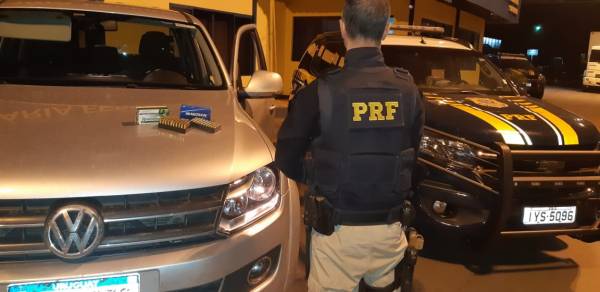 PRF apreende 100 munições com uruguaios na BR 386