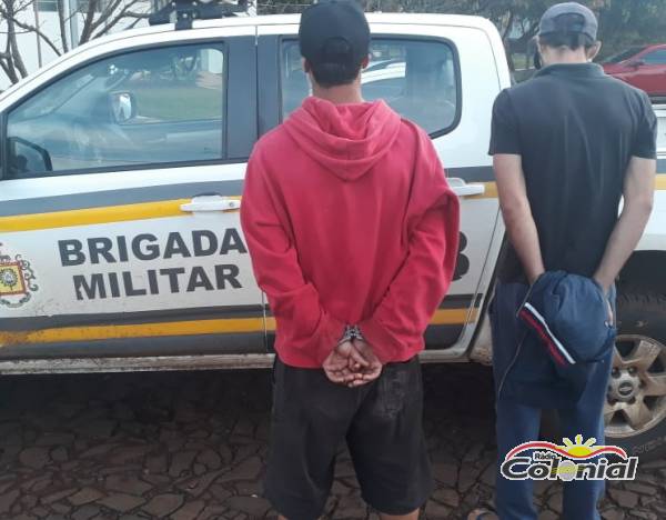 BM prende dois indivíduos que estavam traficando na quadra de esportes do Bairro Pro-Morar 