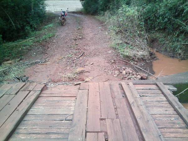 Cabeceira de ponte está desmoronando no interior de Três de Maio