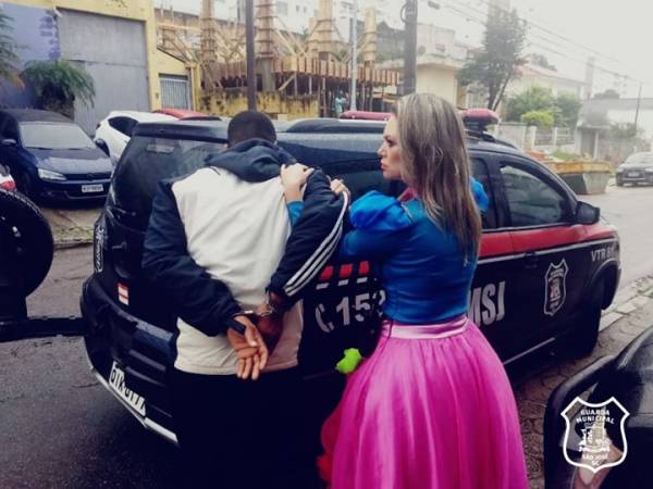 Vestida de princesa, policial prende assaltante em Santa Catarina