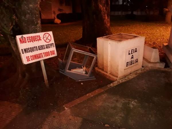 Vândalos atacam Bíblia que fica exposta na Prefeitura