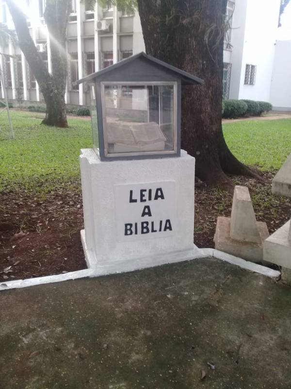 Monumento à Bíblia da Prefeitura é restaurado por pintor