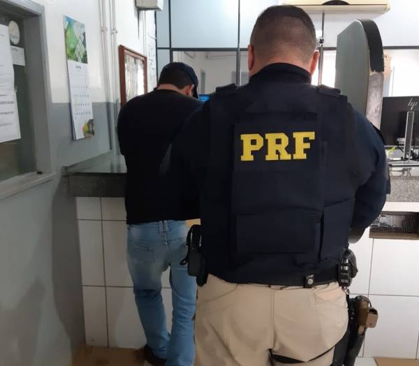 PRF prende homem por uso de documento falso na 158 em Cruz Alta